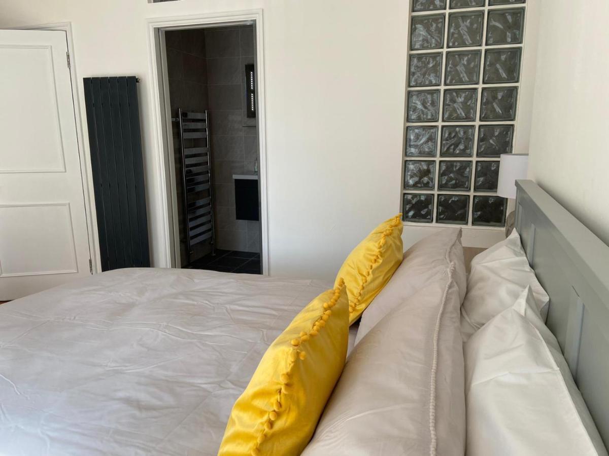 Warwick House - Stunning House With Terrace And Sea Views, Sleeps 11 Villa Уърдинг Екстериор снимка