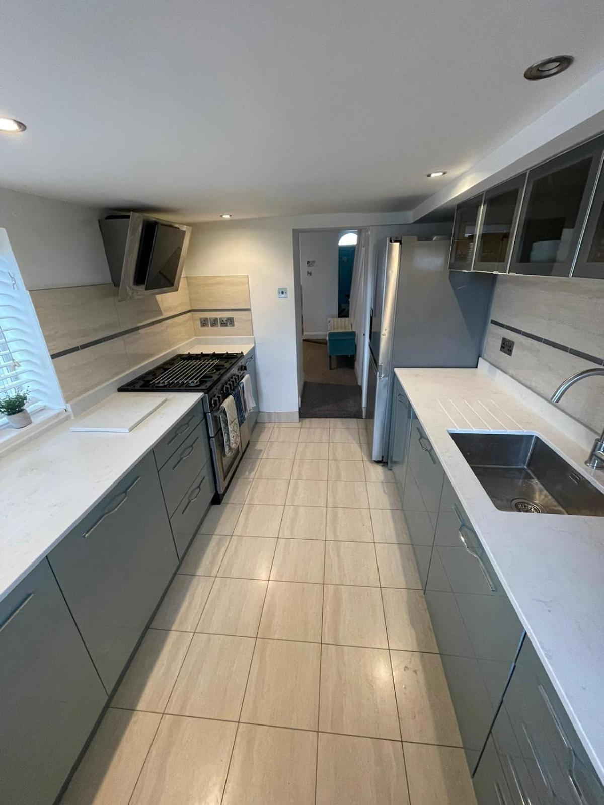 Warwick House - Stunning House With Terrace And Sea Views, Sleeps 11 Villa Уърдинг Екстериор снимка
