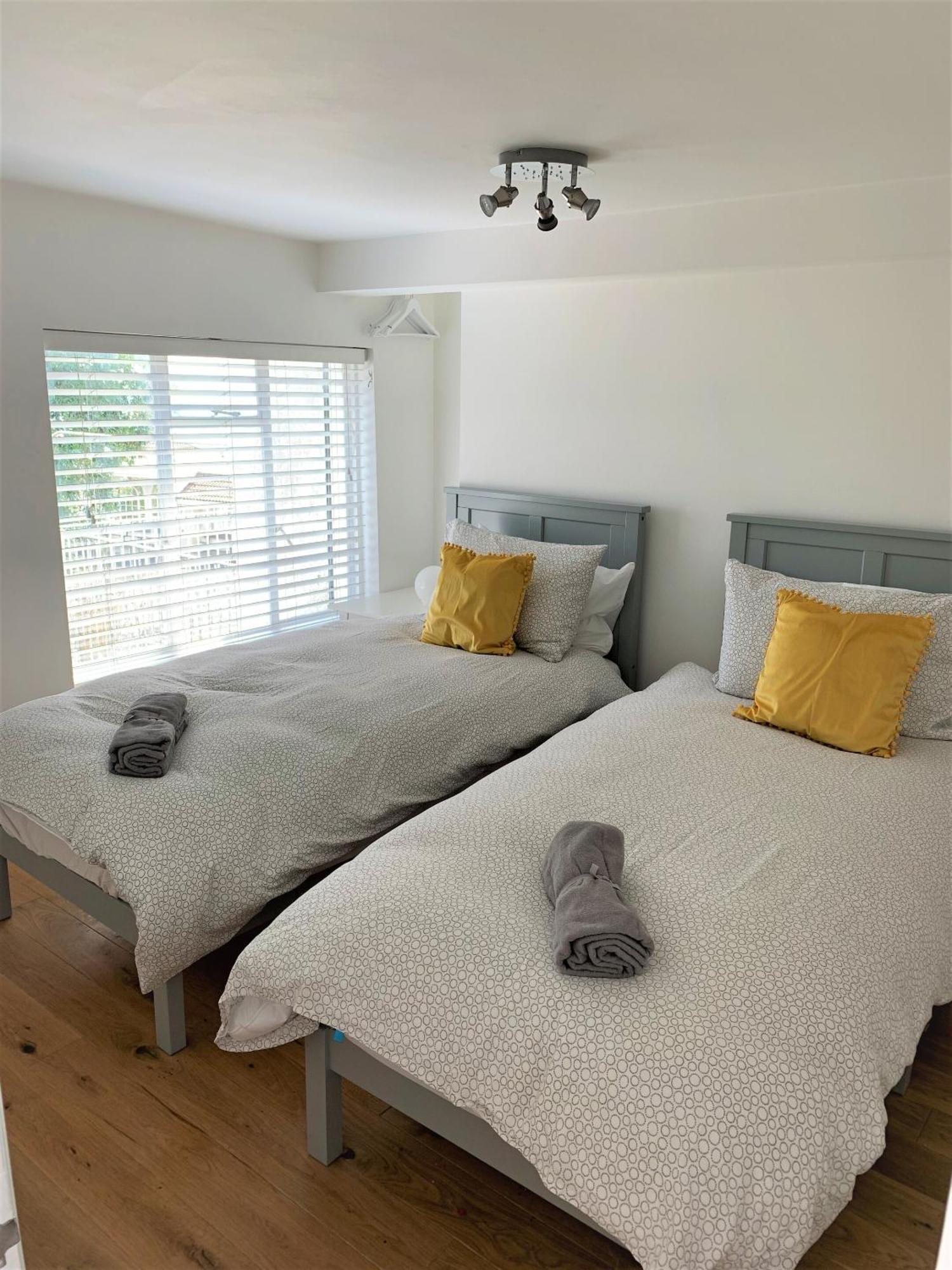 Warwick House - Stunning House With Terrace And Sea Views, Sleeps 11 Villa Уърдинг Екстериор снимка